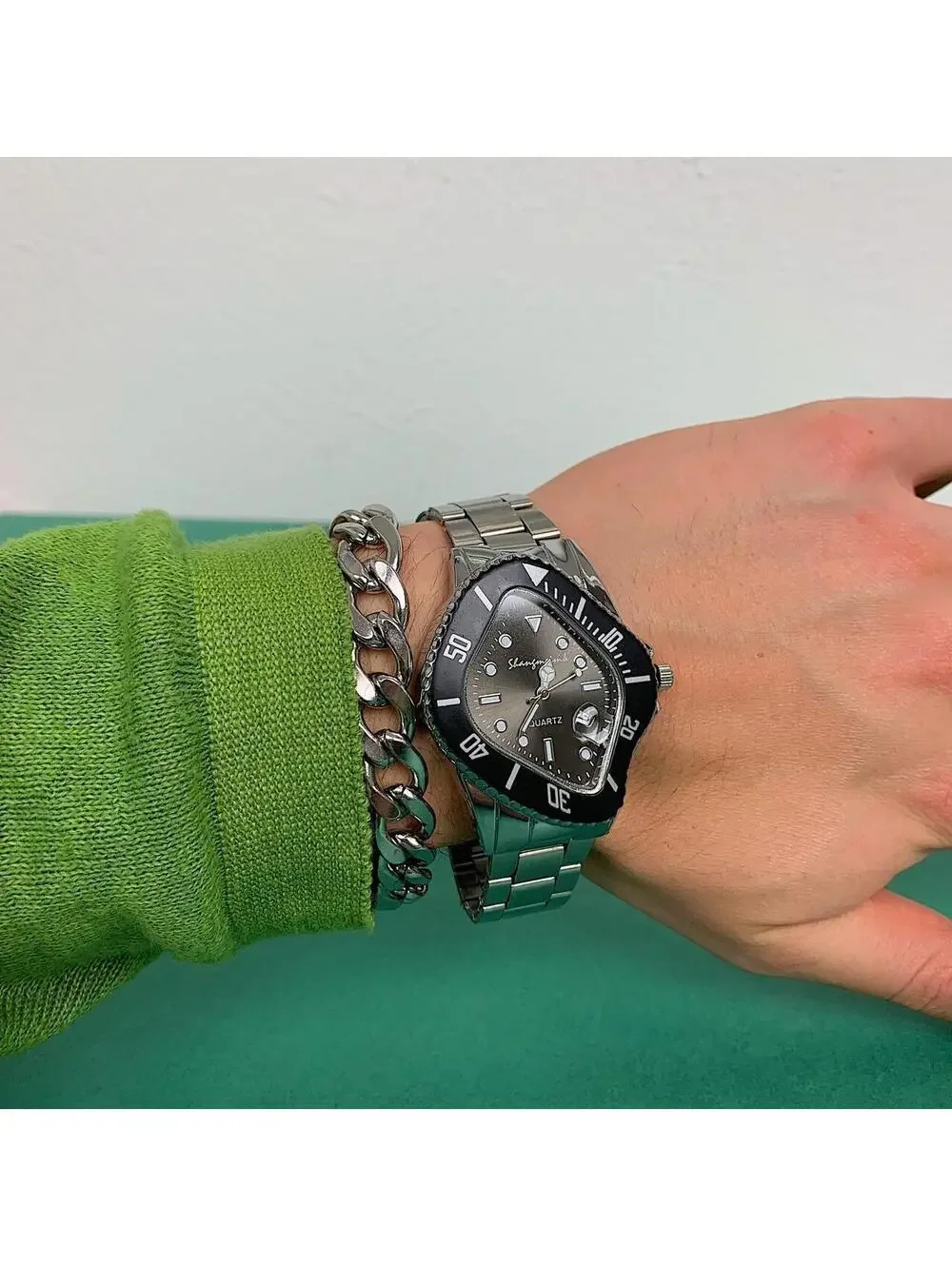 Classy essential minimalist stainless steel futuristic black watch